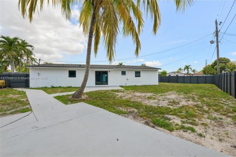 House in Miami Gardens, Florida 4 bedrooms, 138.89 sq.m. № 1768573 - photo 25