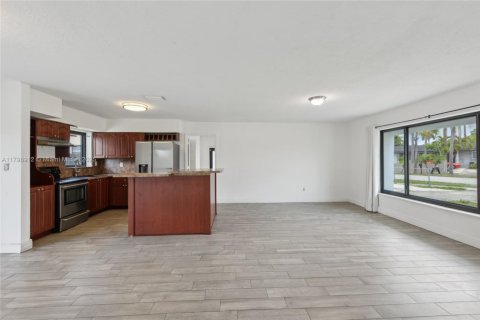 House in Miami Gardens, Florida 4 bedrooms, 138.89 sq.m. № 1768573 - photo 6