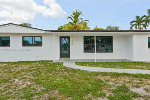 House in Miami Gardens, Florida 4 bedrooms, 138.89 sq.m. № 1768573 - photo 4