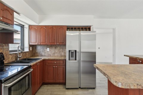 House in Miami Gardens, Florida 4 bedrooms, 138.89 sq.m. № 1768573 - photo 8