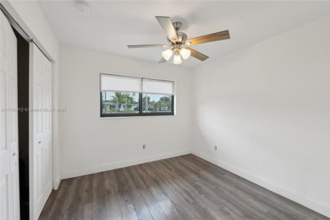 House in Miami Gardens, Florida 4 bedrooms, 138.89 sq.m. № 1768573 - photo 16