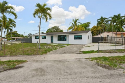 House in Miami Gardens, Florida 4 bedrooms, 138.89 sq.m. № 1768573 - photo 2