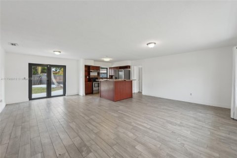 House in Miami Gardens, Florida 4 bedrooms, 138.89 sq.m. № 1768573 - photo 5