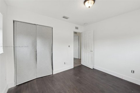 House in Miami Gardens, Florida 4 bedrooms, 138.89 sq.m. № 1768573 - photo 20