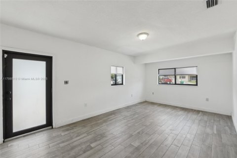 House in Miami Gardens, Florida 4 bedrooms, 138.89 sq.m. № 1768573 - photo 11