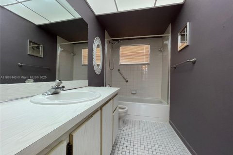 Condo in Sunrise, Florida, 1 bedroom  № 2014822 - photo 16