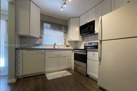 Condo in Sunrise, Florida, 1 bedroom  № 2014822 - photo 5