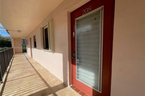 Condo in Sunrise, Florida, 1 bedroom  № 2014822 - photo 2