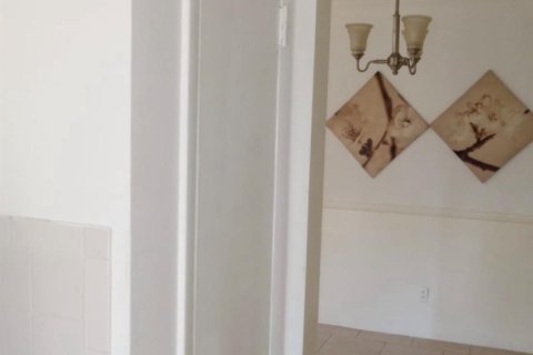Condominio en alquiler en Hallandale Beach, Florida, 1 dormitorio, 59.46 m2 № 983935 - foto 1