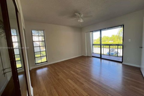 Condo in Deerfield Beach, Florida, 2 bedrooms  № 2297739 - photo 12