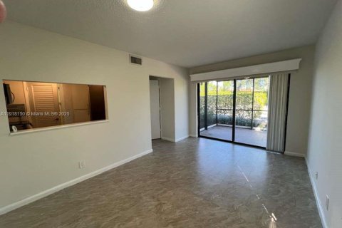 Condo in Deerfield Beach, Florida, 2 bedrooms  № 2297739 - photo 7