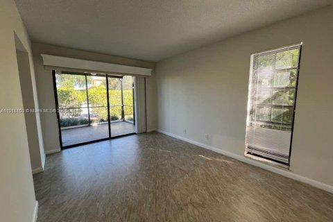 Condo in Deerfield Beach, Florida, 2 bedrooms  № 2297739 - photo 6