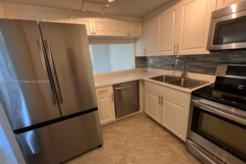 Condo in Deerfield Beach, Florida, 2 bedrooms  № 2297739 - photo 2