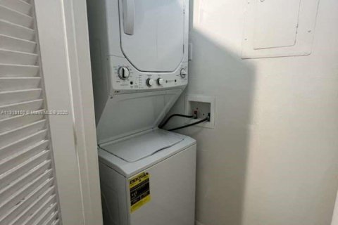 Condo in Deerfield Beach, Florida, 2 bedrooms  № 2297739 - photo 3