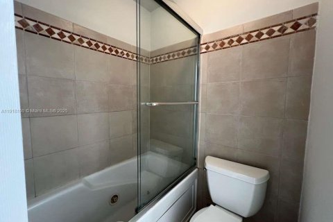 Condo in Deerfield Beach, Florida, 2 bedrooms  № 2297739 - photo 16