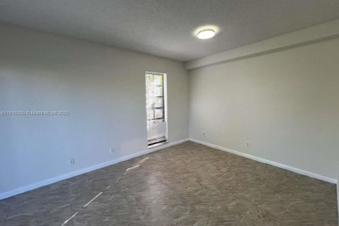 Condo in Deerfield Beach, Florida, 2 bedrooms  № 2297739 - photo 9