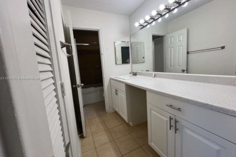 Condo in Deerfield Beach, Florida, 2 bedrooms  № 2297739 - photo 15