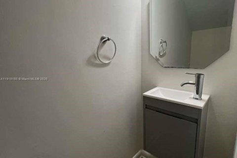 Condo in Deerfield Beach, Florida, 2 bedrooms  № 2297739 - photo 8