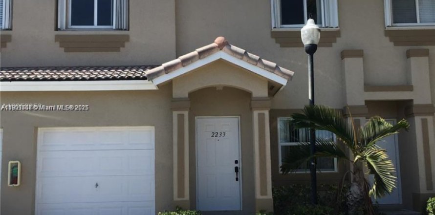 Таунхаус в Хомстед, Флорида 4 спальни, 171.5м2 № 1965578