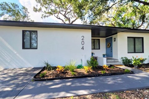 House in Temple Terrace, Florida 4 bedrooms, 155.15 sq.m. № 1854410 - photo 1