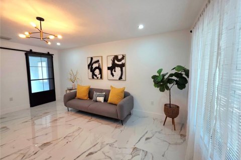 House in Temple Terrace, Florida 4 bedrooms, 155.15 sq.m. № 1854410 - photo 24