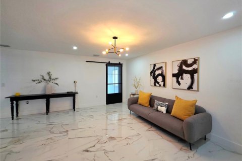 House in Temple Terrace, Florida 4 bedrooms, 155.15 sq.m. № 1854410 - photo 23
