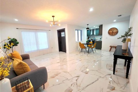 House in Temple Terrace, Florida 4 bedrooms, 155.15 sq.m. № 1854410 - photo 15