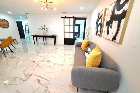 House in Temple Terrace, Florida 4 bedrooms, 155.15 sq.m. № 1854410 - photo 16