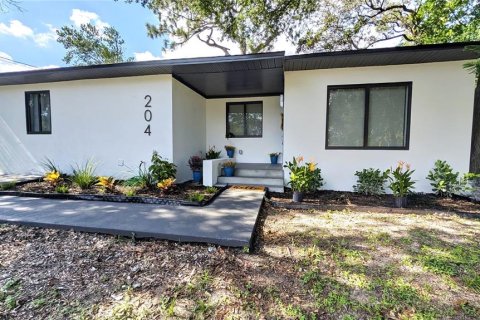 House in Temple Terrace, Florida 4 bedrooms, 155.15 sq.m. № 1854410 - photo 2