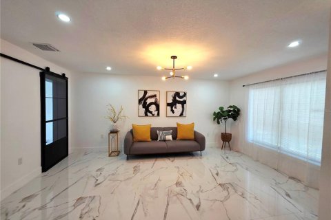 House in Temple Terrace, Florida 4 bedrooms, 155.15 sq.m. № 1854410 - photo 25