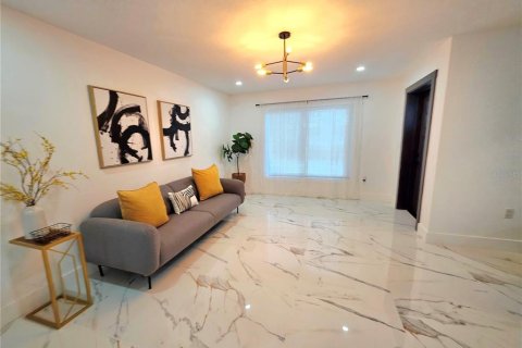 House in Temple Terrace, Florida 4 bedrooms, 155.15 sq.m. № 1854410 - photo 19