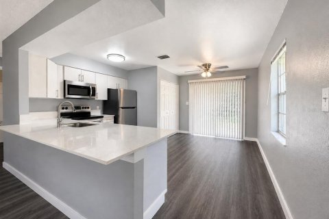 Townhouse in Winter Haven, Florida 2 bedrooms, 97.55 sq.m. № 2377793 - photo 5