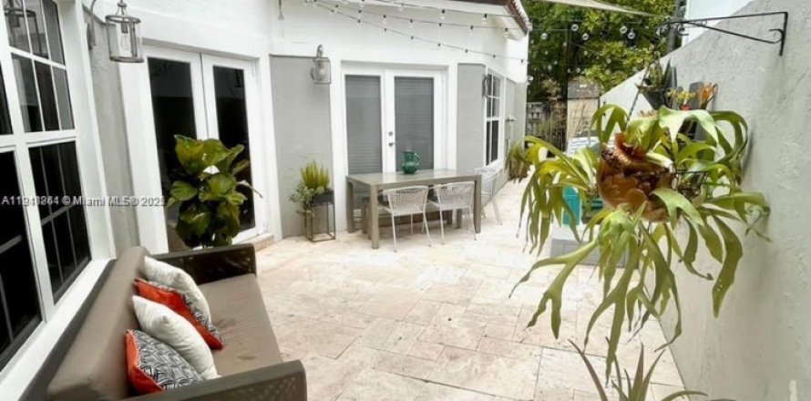 Кондоминиум с 1 спальней в Майами, Флорида № 1973185