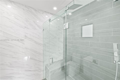 House in Miami Beach, Florida 4 bedrooms, 248.23 sq.m. № 1986650 - photo 29