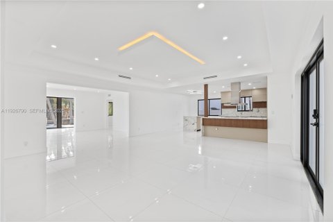 House in Miami Beach, Florida 4 bedrooms, 248.23 sq.m. № 1986650 - photo 2