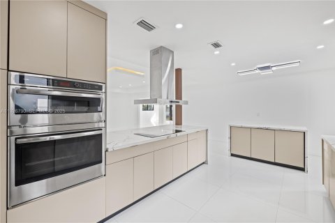 House in Miami Beach, Florida 4 bedrooms, 248.23 sq.m. № 1986650 - photo 14