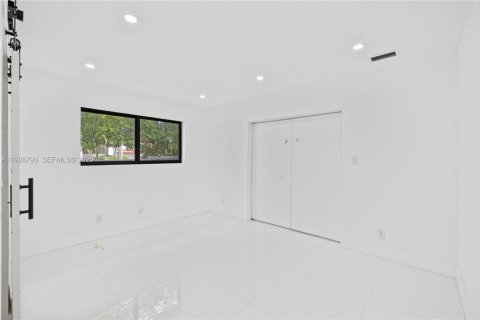 House in Miami Beach, Florida 4 bedrooms, 248.23 sq.m. № 1986650 - photo 20