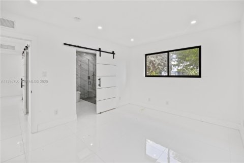 House in Miami Beach, Florida 4 bedrooms, 248.23 sq.m. № 1986650 - photo 21