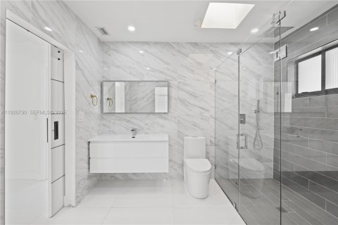House in Miami Beach, Florida 4 bedrooms, 248.23 sq.m. № 1986650 - photo 22