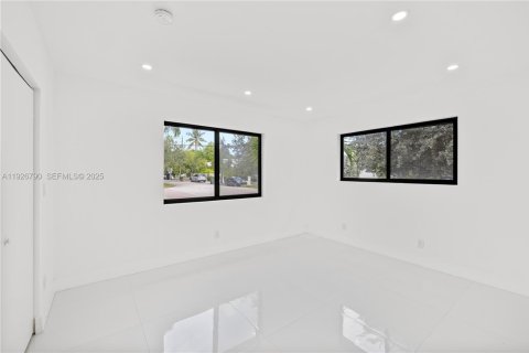 House in Miami Beach, Florida 4 bedrooms, 248.23 sq.m. № 1986650 - photo 19