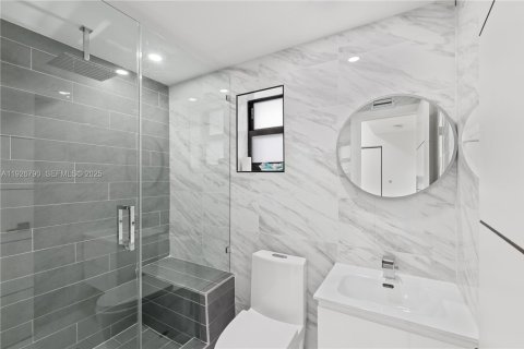 House in Miami Beach, Florida 4 bedrooms, 248.23 sq.m. № 1986650 - photo 18