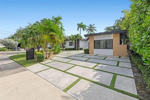 House in Miami Beach, Florida 4 bedrooms, 248.23 sq.m. № 1986650 - photo 9