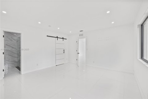 House in Miami Beach, Florida 4 bedrooms, 248.23 sq.m. № 1986650 - photo 26