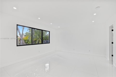 House in Miami Beach, Florida 4 bedrooms, 248.23 sq.m. № 1986650 - photo 24