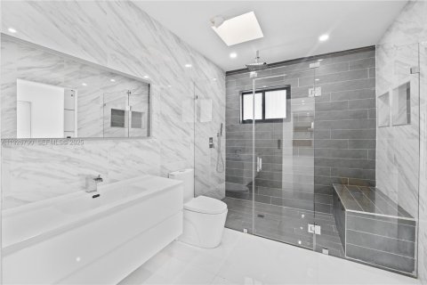 House in Miami Beach, Florida 4 bedrooms, 248.23 sq.m. № 1986650 - photo 23