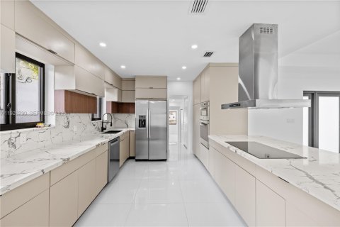 House in Miami Beach, Florida 4 bedrooms, 248.23 sq.m. № 1986650 - photo 16