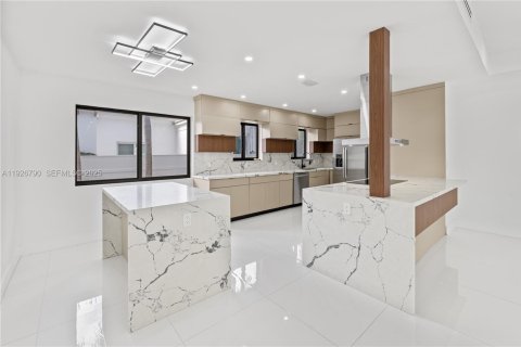 House in Miami Beach, Florida 4 bedrooms, 248.23 sq.m. № 1986650 - photo 5