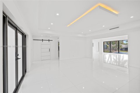 House in Miami Beach, Florida 4 bedrooms, 248.23 sq.m. № 1986650 - photo 6