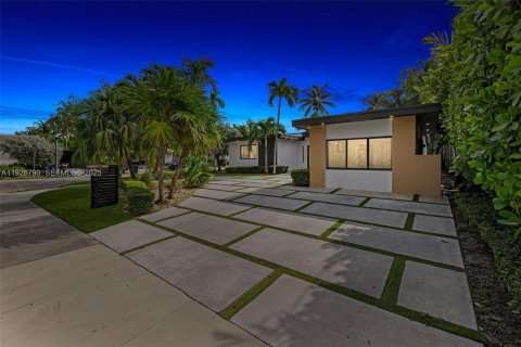 House in Miami Beach, Florida 4 bedrooms, 248.23 sq.m. № 1986650 - photo 10