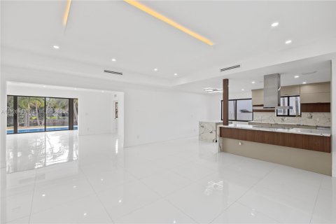 House in Miami Beach, Florida 4 bedrooms, 248.23 sq.m. № 1986650 - photo 1